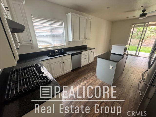 Detail Gallery Image 30 of 37 For 15806 Rock Point Ln, Fontana,  CA 92336 - 4 Beds | 2/1 Baths