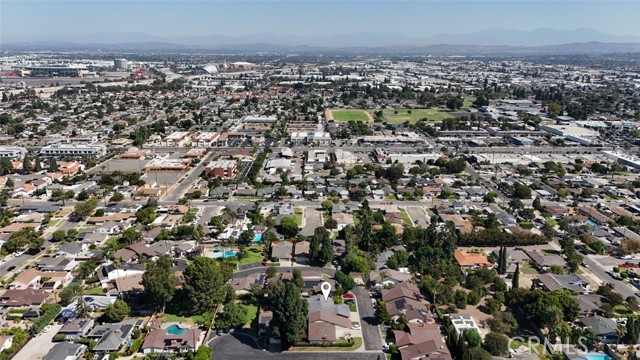 262 S La Linda Drive, Orange CA: https://media.crmls.org/medias/7e592c18-10c7-437e-b94f-af1e2ebb57e3.jpg