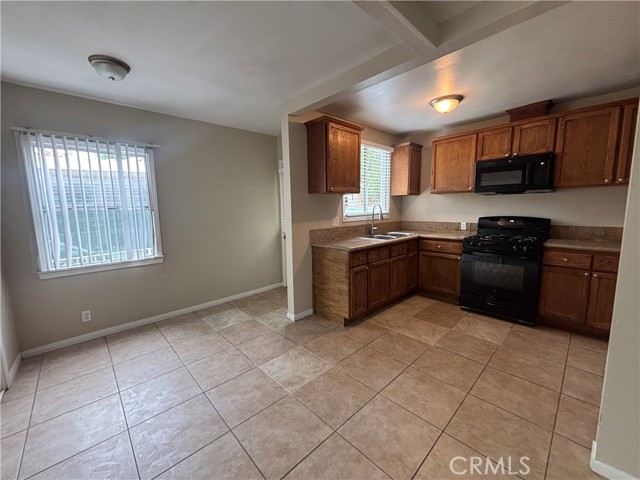 Detail Gallery Image 4 of 24 For 7447 Loma Verde Ave, Canoga Park,  CA 91303 - 3 Beds | 2 Baths