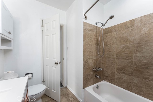 Detail Gallery Image 19 of 60 For 14027 Wyandotte St, Van Nuys,  CA 91405 - 4 Beds | 4 Baths