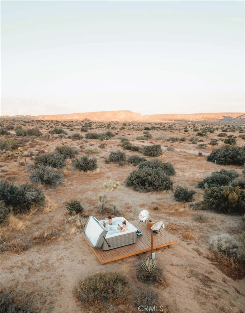 https://media.crmls.org/medias/7e61c5a2-a571-403e-b500-27a637237b8d.jpg?preset=X-Large