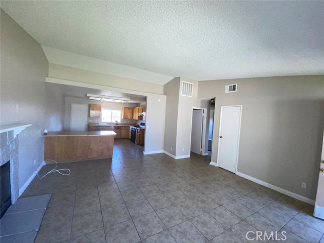 Detail Gallery Image 4 of 18 For 21061 Nisqually Rd #C,  Apple Valley,  CA 92308 - 2 Beds | 2 Baths