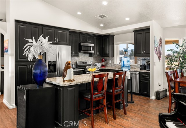 Detail Gallery Image 11 of 56 For 10779 Mills Rd, Apple Valley,  CA 92308 - 4 Beds | 3 Baths