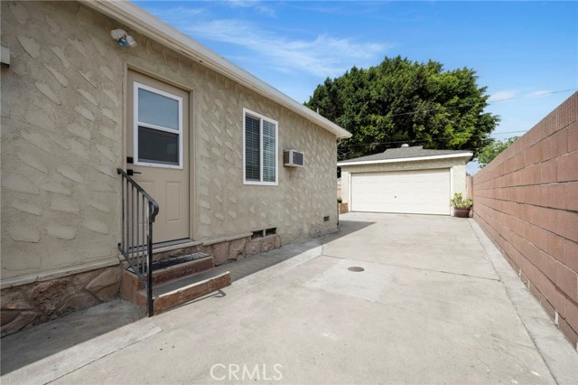 2871 Adriatic Avenue, Long Beach CA: https://media.crmls.org/medias/7e687f5a-1e55-4ece-859d-7c4b7794cff3.jpg