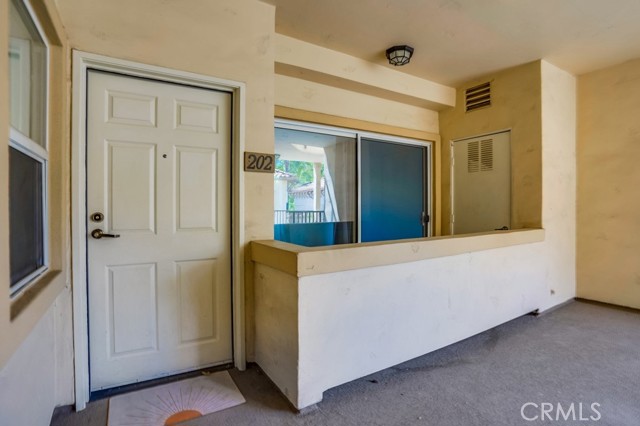 Detail Gallery Image 4 of 25 For 3003 W Riverside Dr #202,  Burbank,  CA 91505 - 2 Beds | 2 Baths