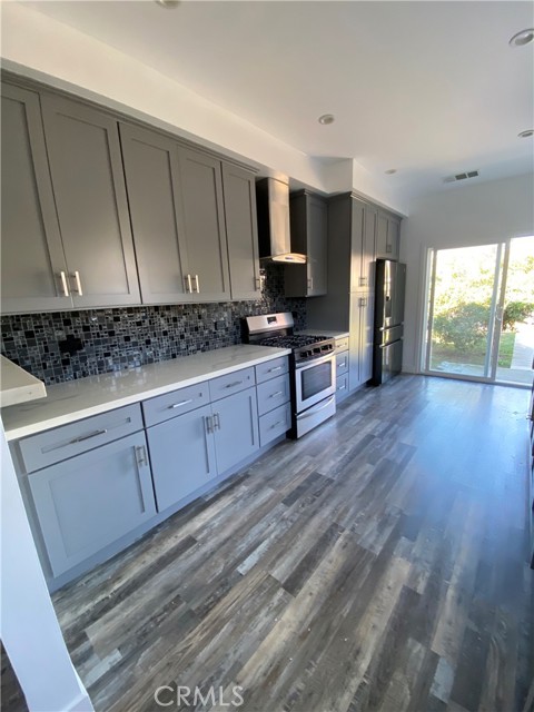 Detail Gallery Image 5 of 7 For 13815 Vanowen St, Van Nuys,  CA 91405 - 3 Beds | 3 Baths