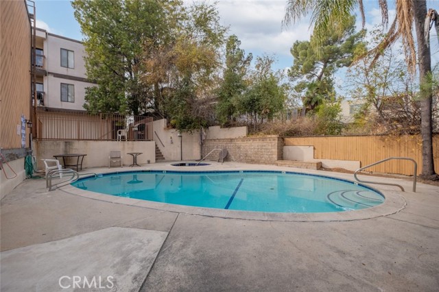 Detail Gallery Image 6 of 28 For 1745 Holly Dr #201,  Glendale,  CA 91206 - 3 Beds | 2 Baths