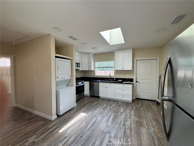434 N Beachwood Drive, Burbank CA: https://media.crmls.org/medias/7e7699b0-e64a-484c-b1aa-d418332e557e.jpg