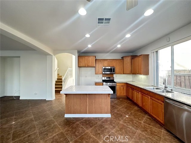7144 Silverwood Drive, Eastvale CA: https://media.crmls.org/medias/7e79f6ee-5d20-4f06-9c0f-3530debd13a5.jpg