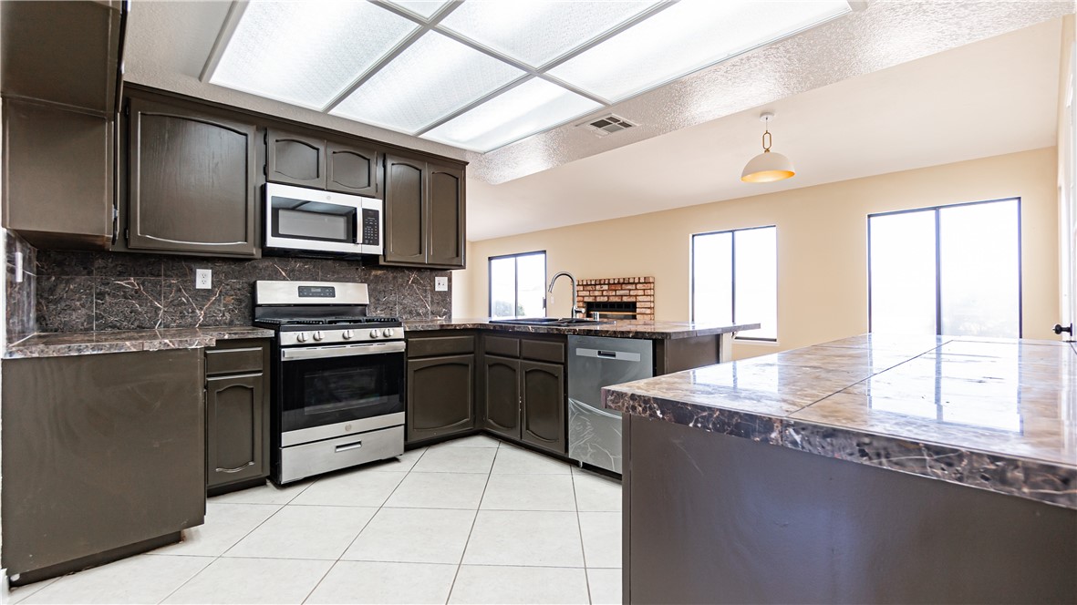 Detail Gallery Image 14 of 22 For 13677 Ivanpah Rd, Apple Valley,  CA 92308 - 3 Beds | 2 Baths