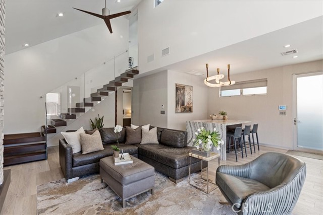29 W Neapolitan Lane, Long Beach CA: https://media.crmls.org/medias/7e7bc905-93cb-4353-8c88-42b6f16c2acc.jpg