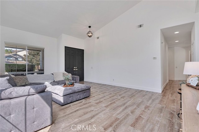 Detail Gallery Image 5 of 33 For 14310 Platt Ct, Canyon Country,  CA 91387 - 3 Beds | 2 Baths
