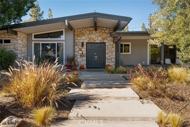 Detail Gallery Image 2 of 56 For 4835 Almidor Ave, Woodland Hills,  CA 91364 - 5 Beds | 3 Baths