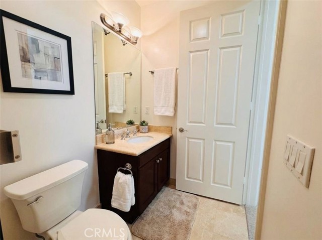 Detail Gallery Image 9 of 14 For 143 N Arnaz #204,  Beverly Hills,  CA 90211 - 2 Beds | 2/1 Baths