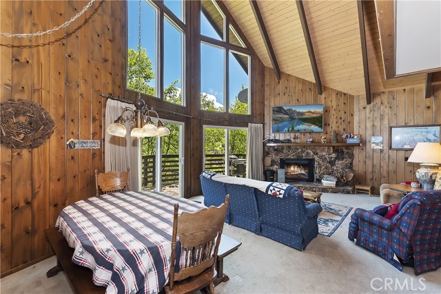 Detail Gallery Image 7 of 36 For 1096 Nadelhorn Dr, Lake Arrowhead,  CA 92352 - 3 Beds | 3 Baths