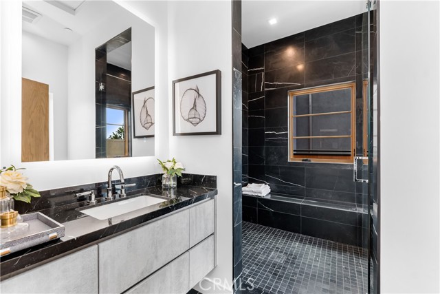 1035 1/2 N Vista Street, West Hollywood CA: https://media.crmls.org/medias/7e9037ee-6414-48bd-83ef-2557f28f396e.jpg