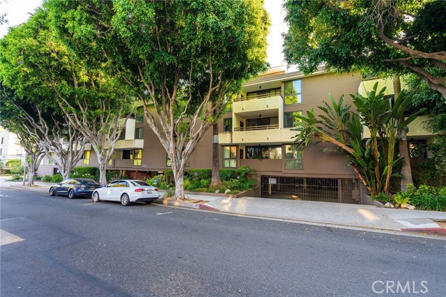 911 N Kings Road, West Hollywood CA: https://media.crmls.org/medias/7e926ef5-2e77-452b-85dd-766170d8169d.jpg