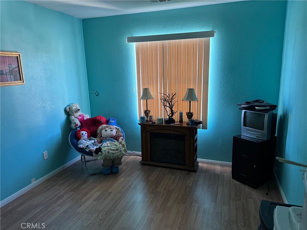 https://media.crmls.org/medias/7e95209f-6269-4f27-8d4a-2d0eb10f412e.jpg?preset=X-Large