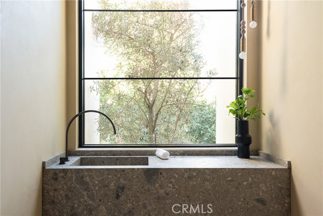 Detail Gallery Image 25 of 36 For 23340 Collins, Woodland Hills,  CA 91367 - 4 Beds | 4/1 Baths