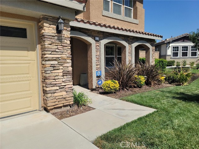 Detail Gallery Image 2 of 17 For 874 Ringdahl Cir, Corona,  CA 92879 - 6 Beds | 5/1 Baths