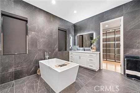 Detail Gallery Image 9 of 15 For 5482 Heritage Oak Drive, Lake Forest,  CA 92679 - 5 Beds | 4/1 Baths