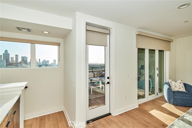 1050 N Joels Place, Los Angeles CA: https://media.crmls.org/medias/7e99165d-211b-4960-a535-a3f1f35e32e4.jpg