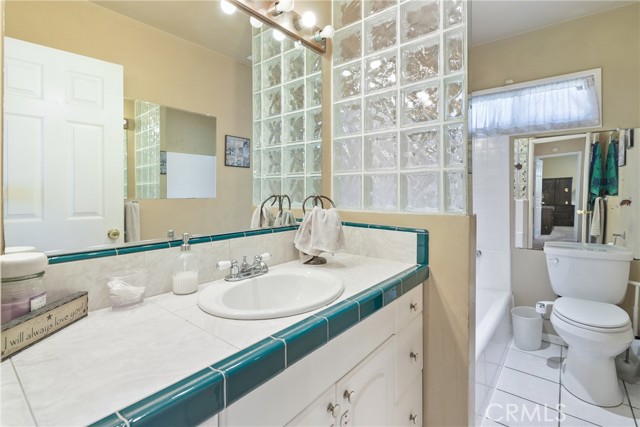 1992 Raymond Avenue, Signal Hill CA: https://media.crmls.org/medias/7e992c29-6e23-42bd-a500-30e135236925.jpg