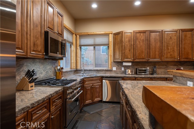 325 Stoney Creek Road, Big Bear Lake CA: https://media.crmls.org/medias/7e999dfc-98d7-4d8e-921e-b10073afcf53.jpg