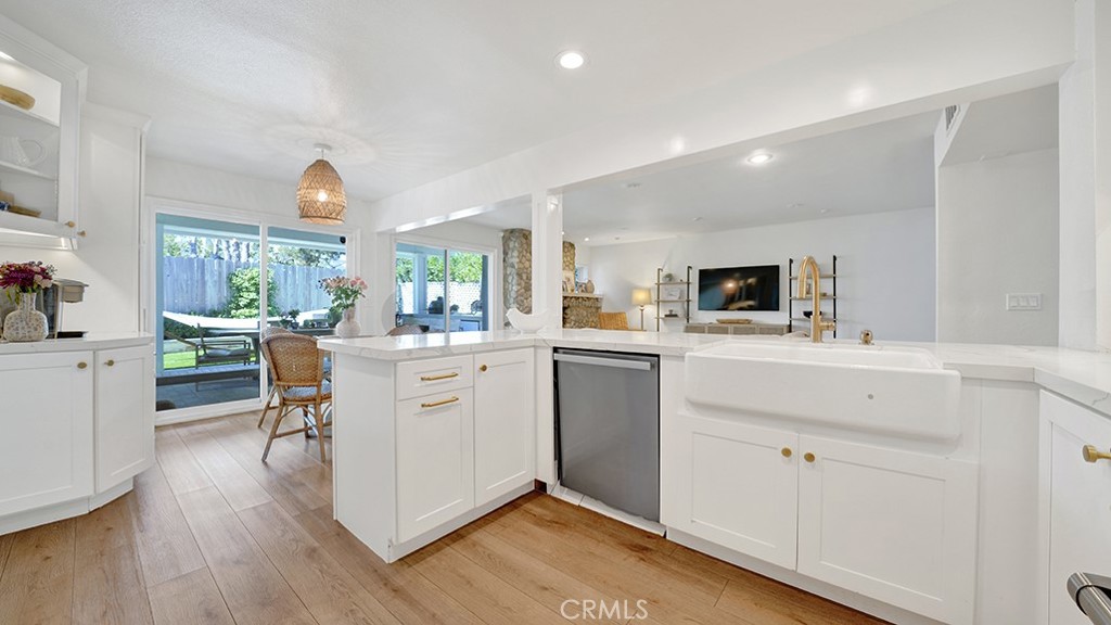 https://media.crmls.org/medias/7e9a5bd9-702d-4a54-aeb3-99f918343874.jpg?preset=X-Large