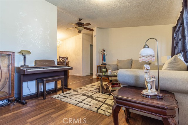 Detail Gallery Image 5 of 55 For 14411 Palmdale Rd #64,  Victorville,  CA 92392 - 3 Beds | 2 Baths