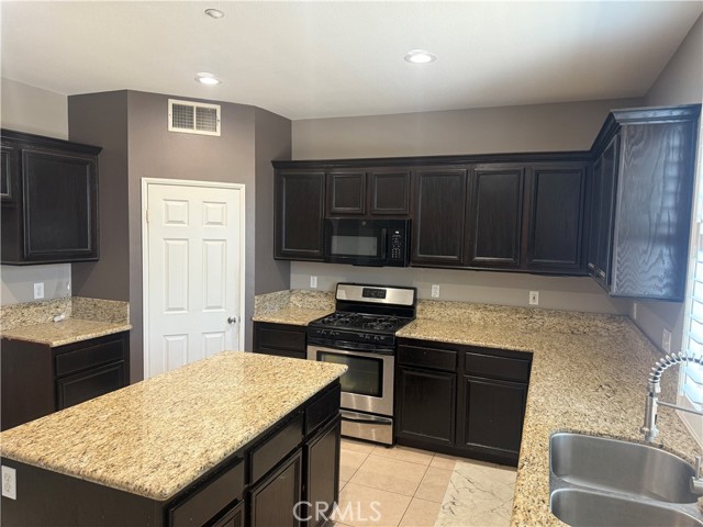 Detail Gallery Image 5 of 11 For 5586 Allendale Dr, Riverside,  CA 92507 - 4 Beds | 2/1 Baths