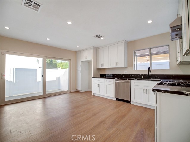 Detail Gallery Image 4 of 19 For 13135 Burton St, North Hollywood,  CA 91605 - 3 Beds | 2 Baths