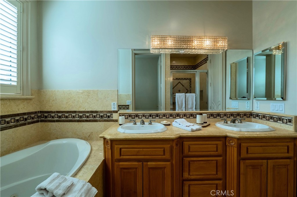 https://media.crmls.org/medias/7ead9c8f-9228-4d17-9901-6ae4c8668b22.jpg?preset=X-Large