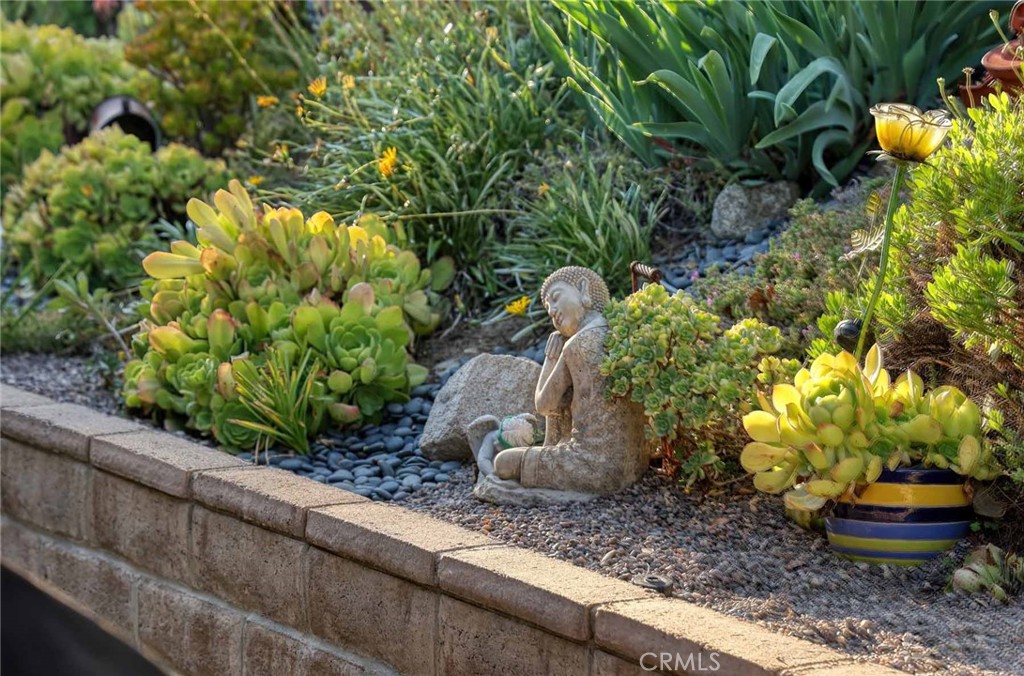 https://media.crmls.org/medias/7eaf2eb3-cf27-4aa2-af7c-5aa5899e81c1.jpg?preset=X-Large