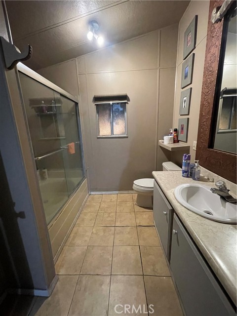 Detail Gallery Image 5 of 7 For 216 Emerald, Santa Ana,  CA 92703 - 5 Beds | 2 Baths