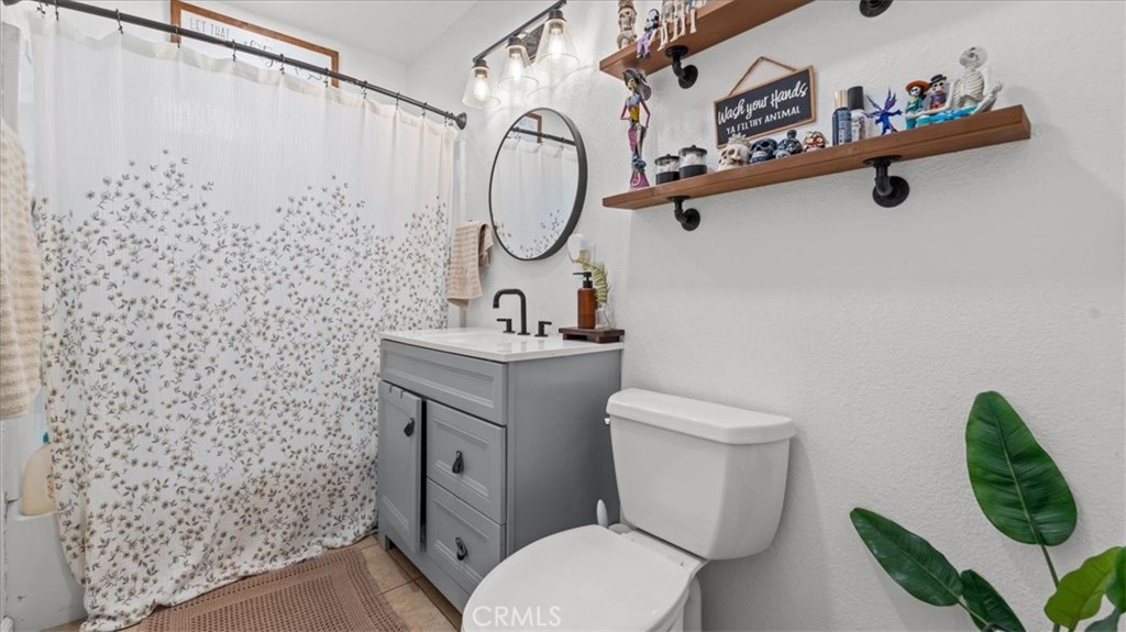 https://media.crmls.org/medias/7eb6097c-4e7c-4539-a10d-b6f8013d5376.jpg?preset=X-Large