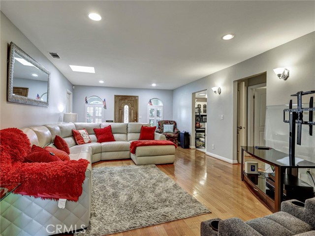 Detail Gallery Image 6 of 32 For 812 W Athens, Los Angeles,  CA 90044 - 4 Beds | 3 Baths