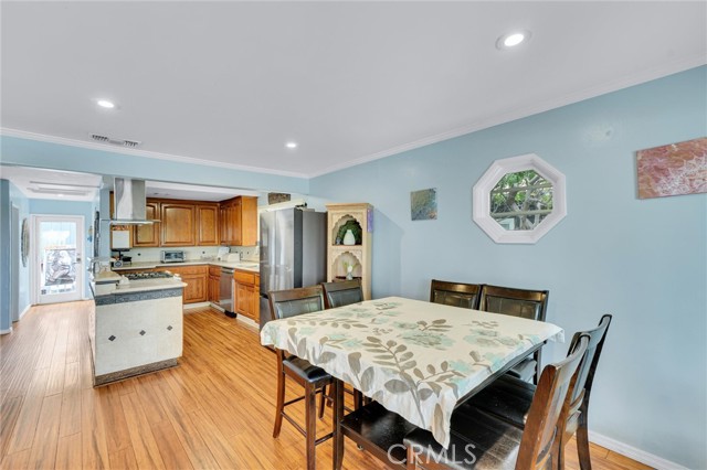 2025 Navy Street, Santa Monica CA: https://media.crmls.org/medias/7eb82536-6236-401a-8aca-35b56a1ce85a.jpg