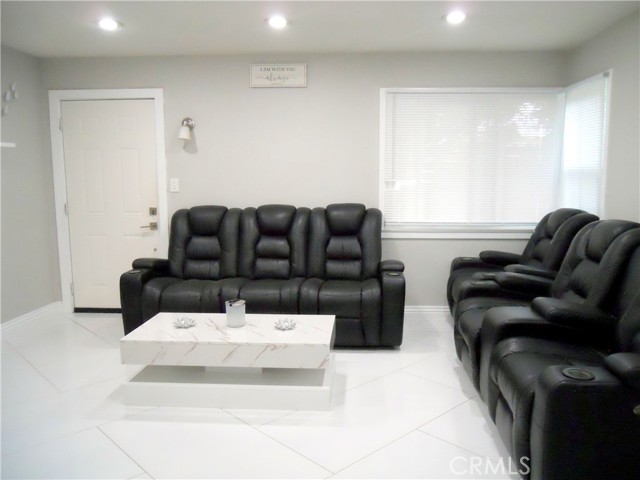 3071 N Crescent Avenue, San Bernardino CA: https://media.crmls.org/medias/7eb84349-5f2a-41b2-9515-aa141c046b2f.jpg