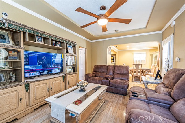 2525 S Cochran Avenue, Los Angeles CA: https://media.crmls.org/medias/7eb875f4-f612-452d-a177-8c81aeb3f0aa.jpg
