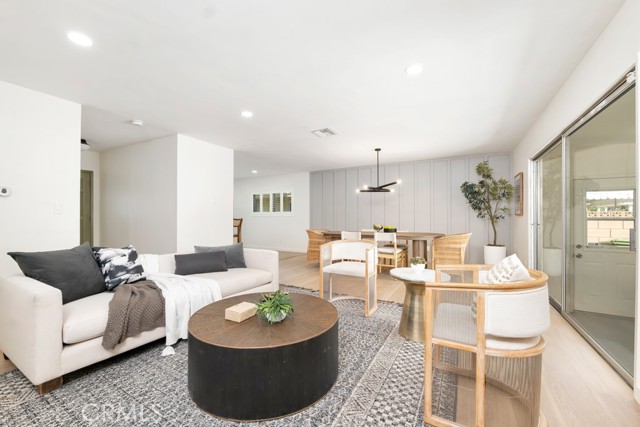 Detail Gallery Image 4 of 23 For 19844 Hemmingway St, Winnetka,  CA 91306 - 4 Beds | 2 Baths