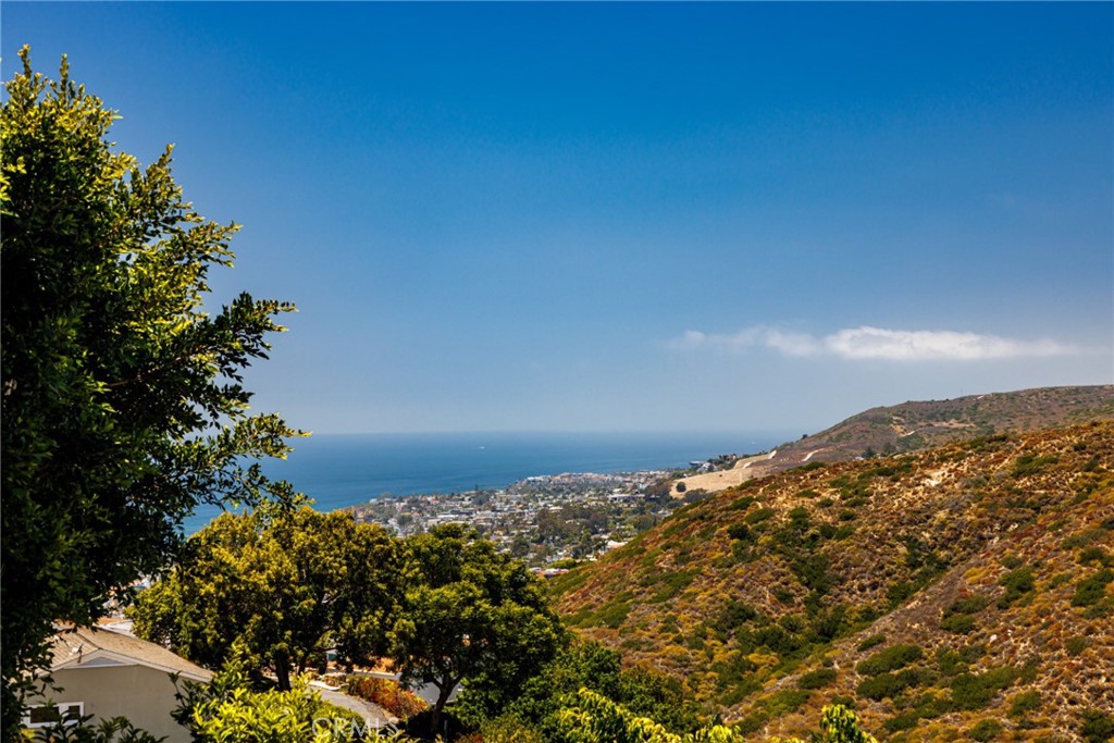 https://media.crmls.org/medias/7eb9d2f9-6d06-4ce9-b4d6-a41c0922db32.jpg?preset=X-Large