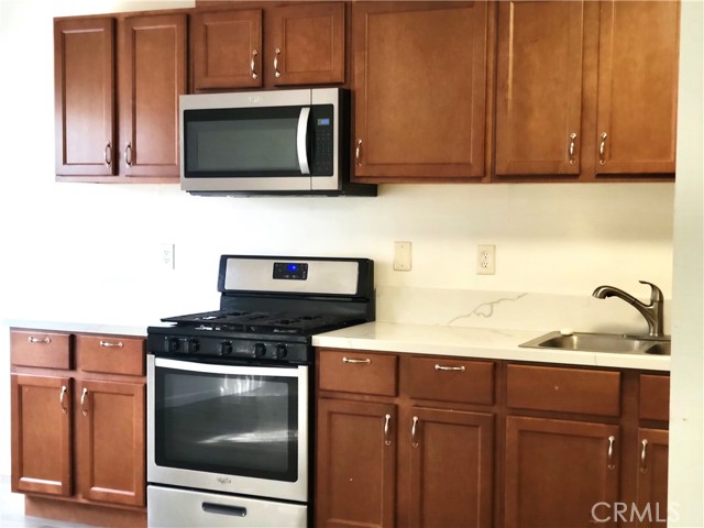 Detail Gallery Image 9 of 19 For 16682 Dolores Ln, Huntington Beach,  CA 92649 - 2 Beds | 2/1 Baths