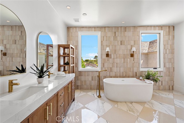 Detail Gallery Image 35 of 75 For 530 Kings Rd, Newport Beach,  CA 92663 - 5 Beds | 4/3 Baths