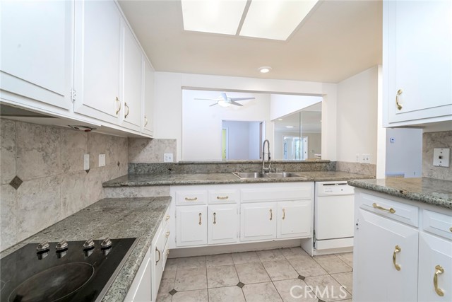 495 Calle Cadiz, Laguna Woods CA: https://media.crmls.org/medias/7ebb2a39-2a71-4f07-b462-f127bf055b60.jpg
