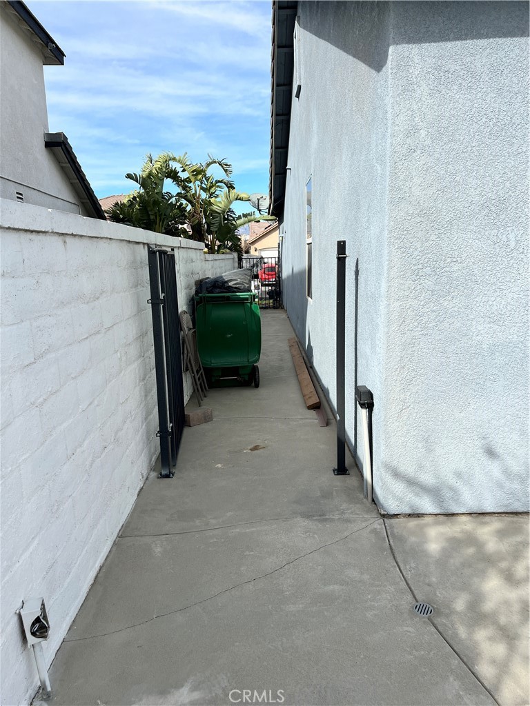 https://media.crmls.org/medias/7ebd0246-27be-46aa-bb42-31181a3c57f5.jpg?preset=X-Large