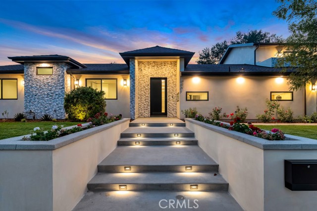 Detail Gallery Image 3 of 46 For 4801 Abbeyville Ave, Woodland Hills,  CA 91364 - 5 Beds | 5/2 Baths