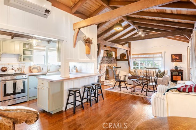 Detail Gallery Image 2 of 19 For 135 Turquoise, Newport Beach,  CA 92662 - 4 Beds | 2 Baths