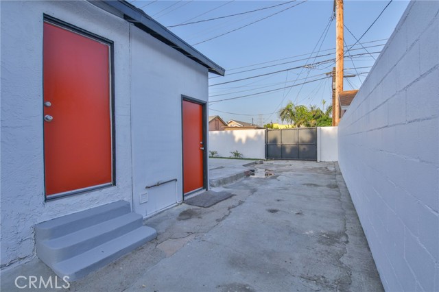 9218 Hooper Avenue, Los Angeles CA: https://media.crmls.org/medias/7ec1d867-95f6-43ca-889d-b324684ee5f9.jpg