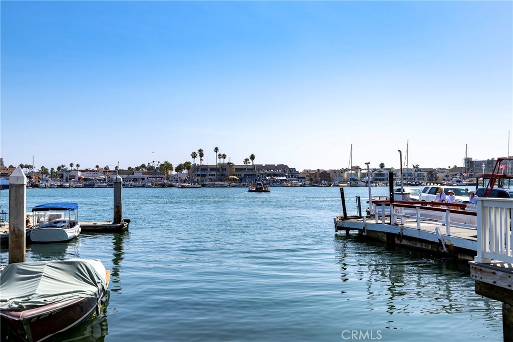 https://media.crmls.org/medias/7ec20e3a-f5cc-4f61-a505-3b770b57b48e.jpg?preset=X-Large